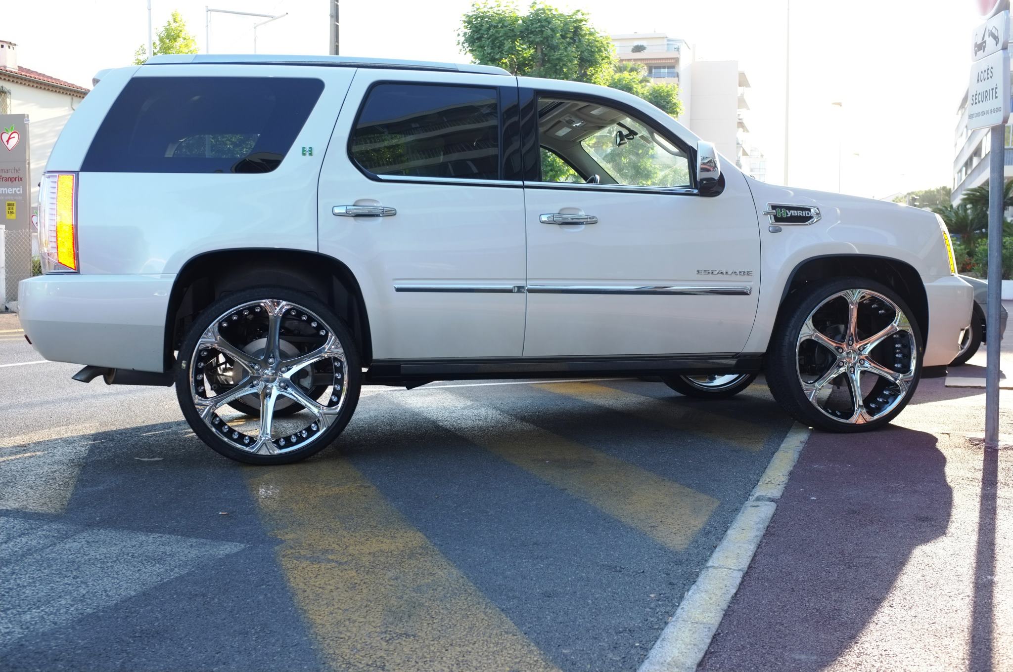 Giovanna Dalar-6V Chrome r26 on White Cadillac Escalade